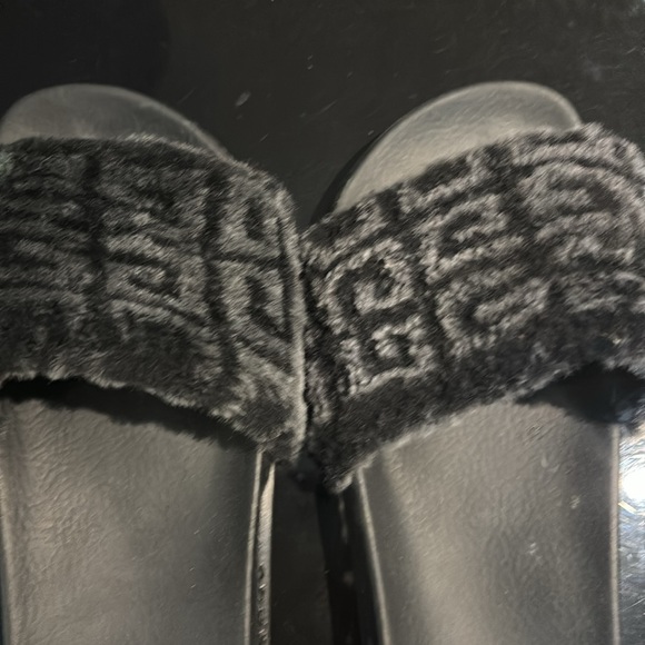 GIVENCHY Logo-print Shearling Slides in very good condition - Picture 7 of 7